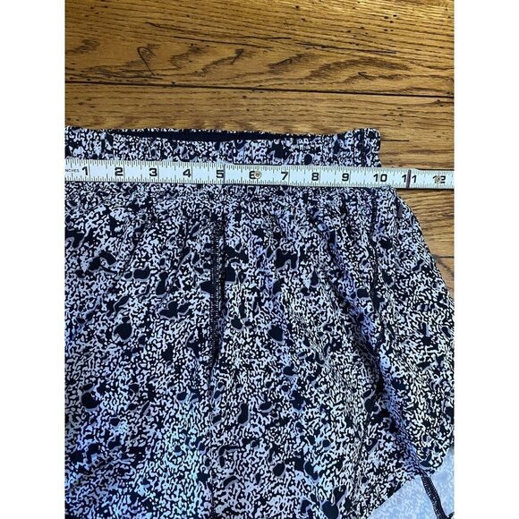 LULULEMON Tracker Short Low-Rise LR 4” Lined Size 2 - Picture 3 of 5